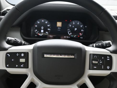 Used 2025 Land Rover Defender 130 X-Dynamic SE image 18