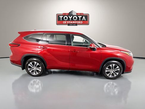 Certified 2022 Toyota Highlander XLE image 8