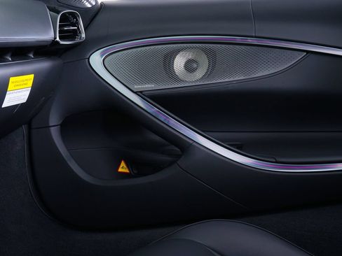 Used 2025 McLaren Artura Spider RWD image 24