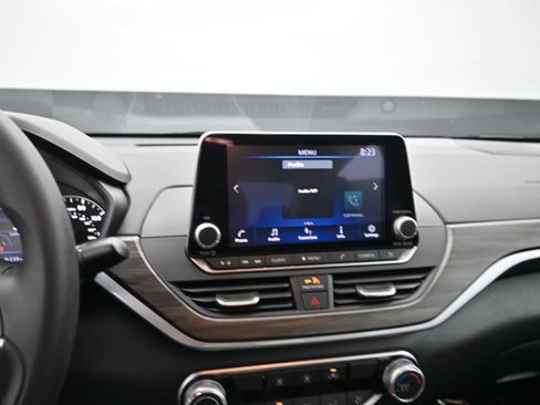 Used 2025 Nissan Altima 2.5 SV FWD image 18