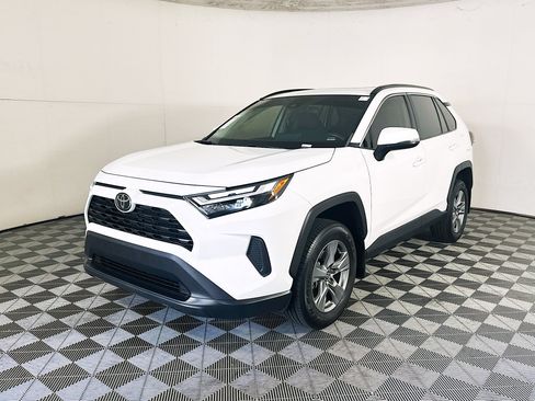 Used 2024 Toyota RAV4 XLE w/ Convenience Package FWD image 7