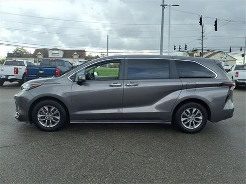 Used 2023 Toyota Sienna XLE image 3