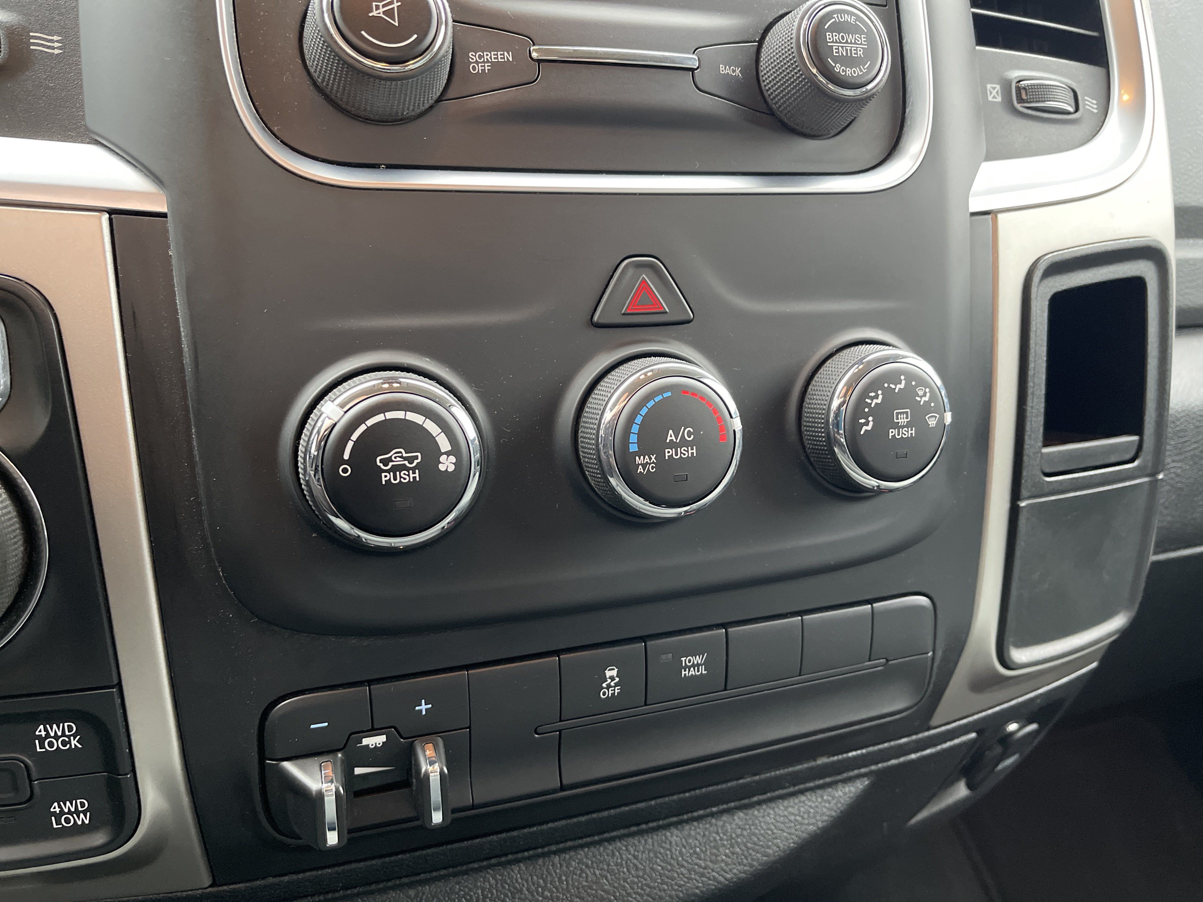 Used 2018 RAM 1500 Classic SLT AWD/4WD image 17