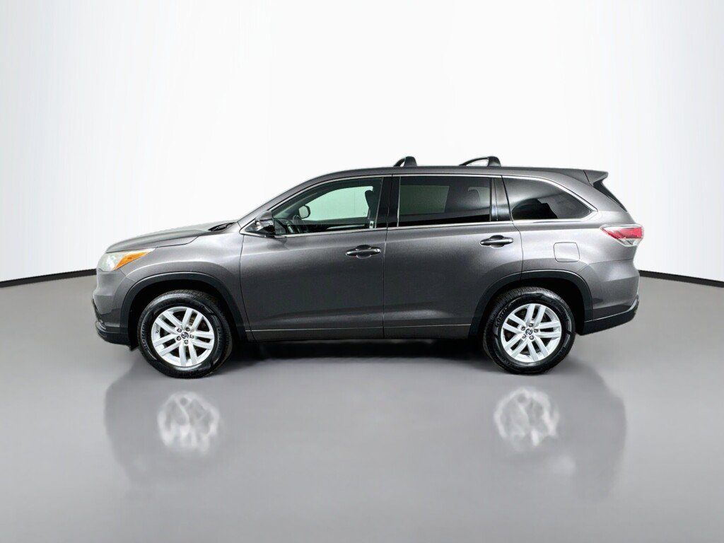 Used 2016 Toyota Highlander LE FWD image 2