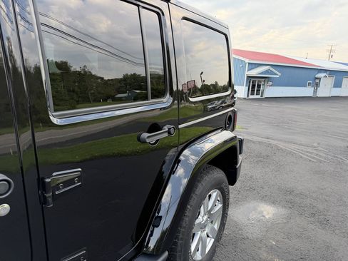 Used 2017 Jeep Wrangler Unlimited Sahara w/ Connectivity Group AWD/4WD image 13
