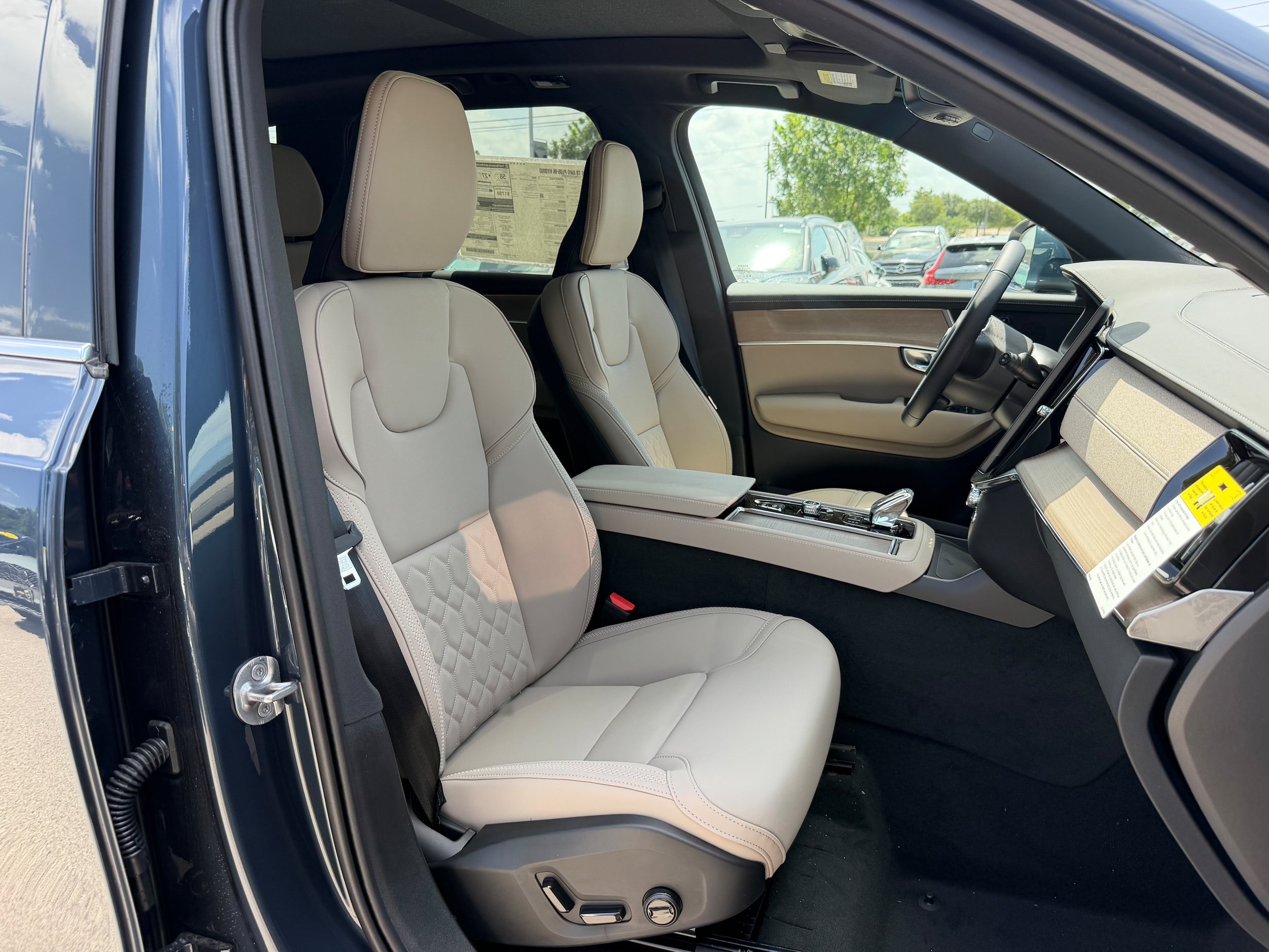 New 2026 Volvo XC90 T8 Plus w/ Protection Package Premier AWD/4WD image 8
