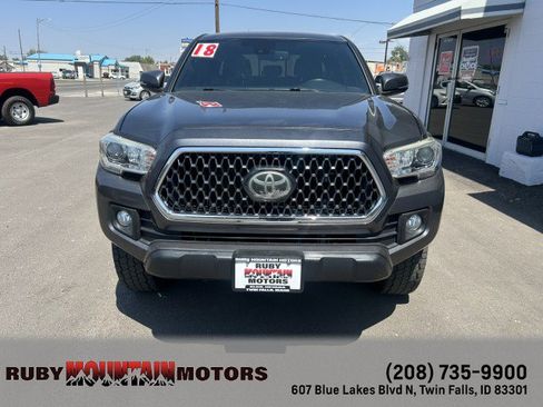 Used 2018 Toyota Tacoma TRD Off-Road w/ Technology Package AWD/4WD image 2