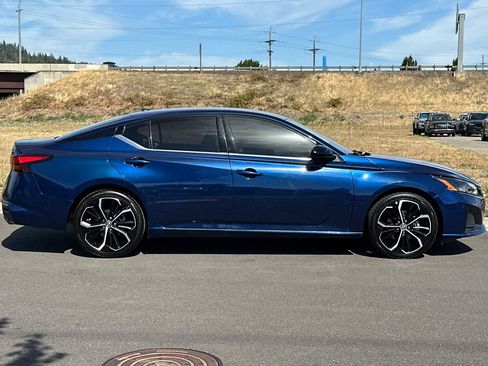 Used 2023 Nissan Altima 2.5 SR FWD image 2