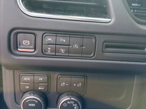 Used 2024 Chevrolet Suburban RST w/ Luxury Package image 5