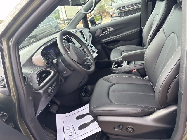 New 2027 Chrysler Pacifica Select AWD/4WD image 8