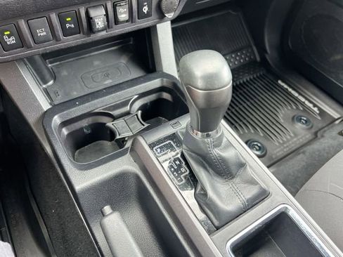 Used 2019 Toyota Tacoma TRD Off-Road w/ Technology Package AWD/4WD image 16