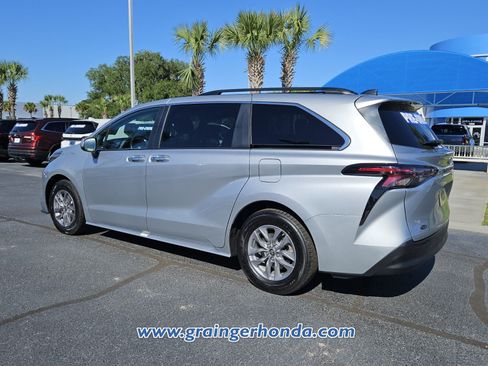 Used 2024 Toyota Sienna XLE FWD image 3