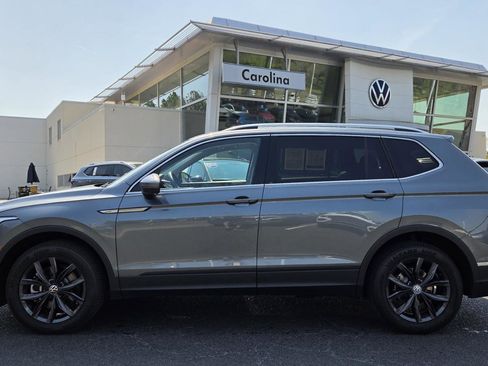 Used 2024 Volkswagen Tiguan SE image 2