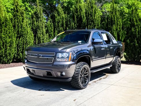Used 2011 Chevrolet Avalanche LT w/ Regional Value Package AWD/4WD image 5