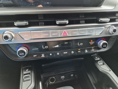 Used 2025 Kia Telluride S FWD image 18