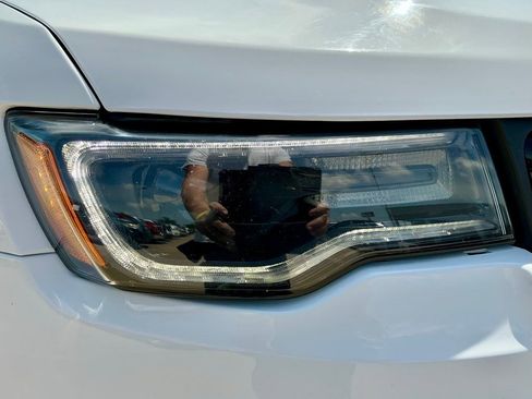 Used 2021 Jeep Grand Cherokee Laredo X image 8