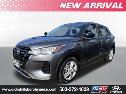 Used 2022 Nissan Kicks S image 1