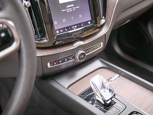 Certified 2023 Volvo XC60 B5 Ultimate w/ Protection Package Premier image 15