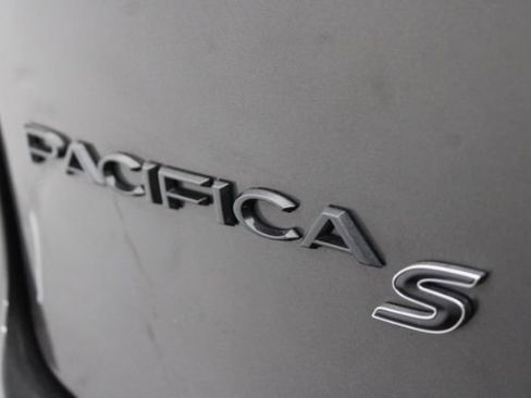 Used 2019 Chrysler Pacifica Touring-L w/ S Appearance Package FWD image 5