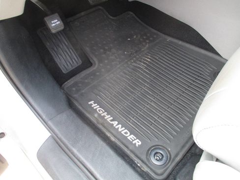 Used 2016 Toyota Highlander XLE image 15