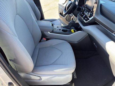 Used 2022 Toyota Highlander L image 32