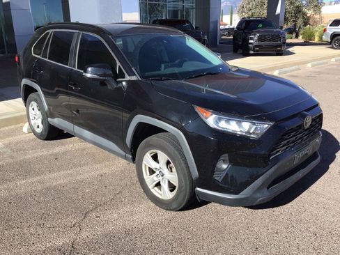 Used 2019 Toyota RAV4 XLE w/ Convenience Package FWD image 9