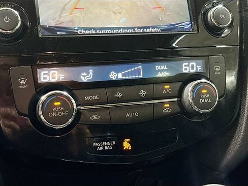 Used 2018 Nissan Rogue SV AWD/4WD image 16