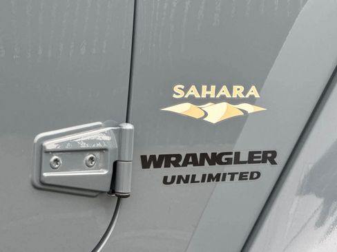 Used 2014 Jeep Wrangler Unlimited Sahara w/ Connectivity Group AWD/4WD image 26