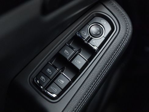 Certified 2026 Porsche Macan AWD/4WD image 19