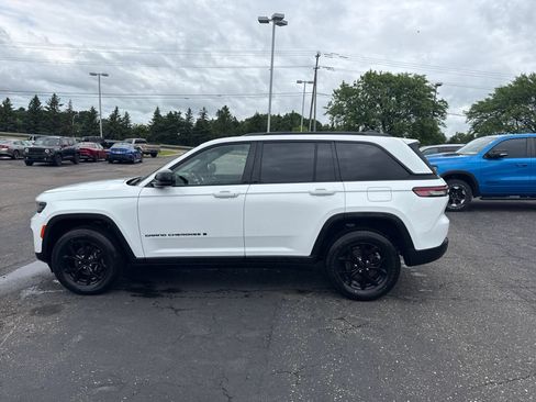 Used 2024 Jeep Grand Cherokee Altitude AWD/4WD image 7