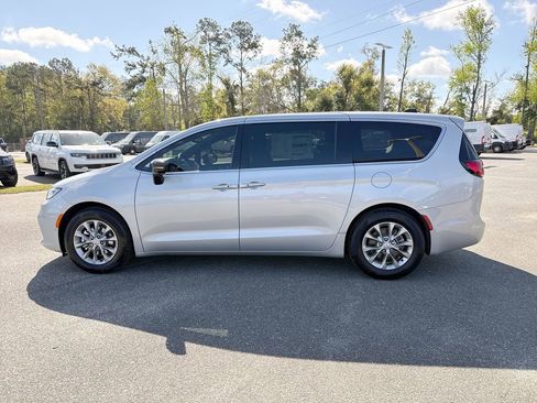 New 2026 Chrysler Pacifica Limited w/ Trailer Tow Group image 6