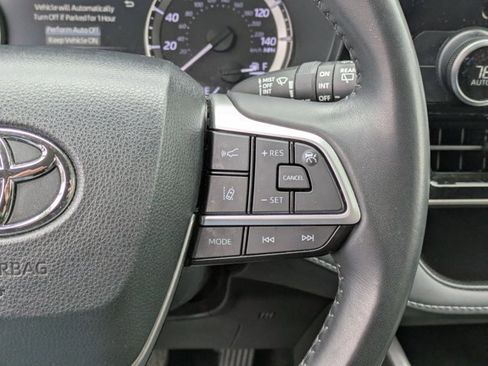 Used 2024 Toyota Highlander LE image 14