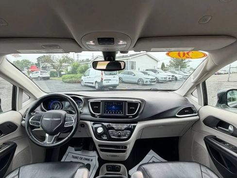 Used 2020 Chrysler Pacifica Touring-L FWD image 12