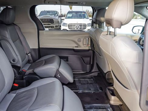 Used 2023 Toyota Sienna Limited image 19