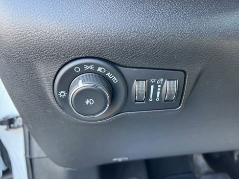 Used 2023 Jeep Compass Latitude image 10