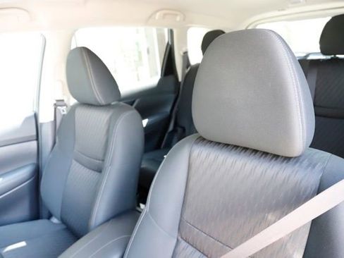 Used 2019 Nissan Rogue SV AWD/4WD image 16