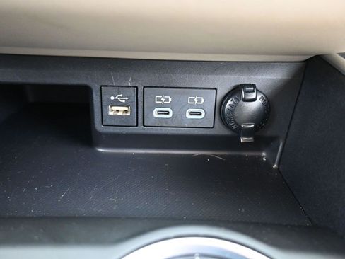 Used 2023 Toyota Highlander XLE image 28