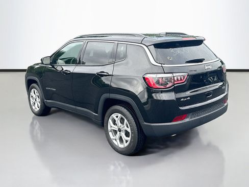 Used 2025 Jeep Compass Latitude AWD/4WD image 5