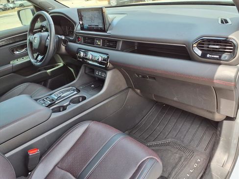 Used 2025 Honda Pilot Black Edition image 8