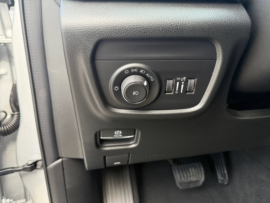 New 2025 Jeep Grand Cherokee Limited w/ Luxury Tech Group II RWD image 16
