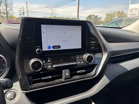 Used 2025 Toyota Highlander LE FWD image 20