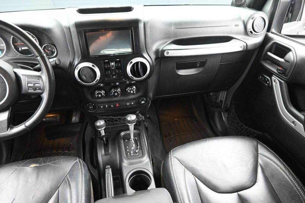 Used 2014 Jeep Wrangler Unlimited Sahara w/ Connectivity Group AWD/4WD image 15
