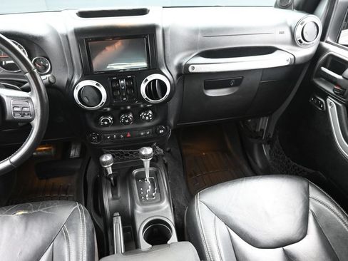 Used 2014 Jeep Wrangler Unlimited Sahara w/ Connectivity Group AWD/4WD image 15