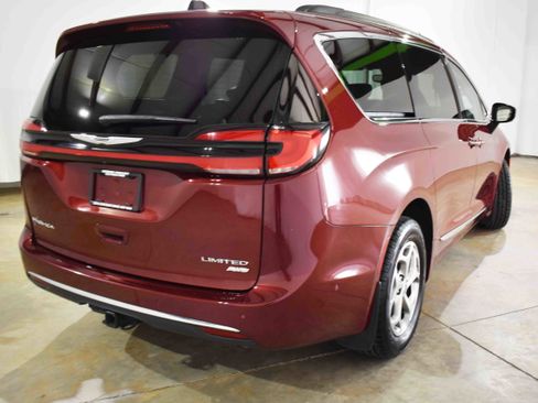 Used 2023 Chrysler Pacifica Limited w/ Trailer Tow Group image 9