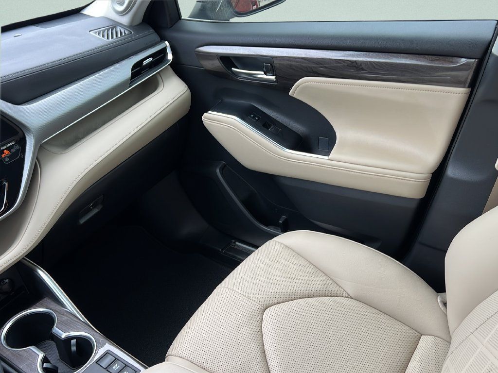 Used 2023 Toyota Highlander Platinum FWD image 13