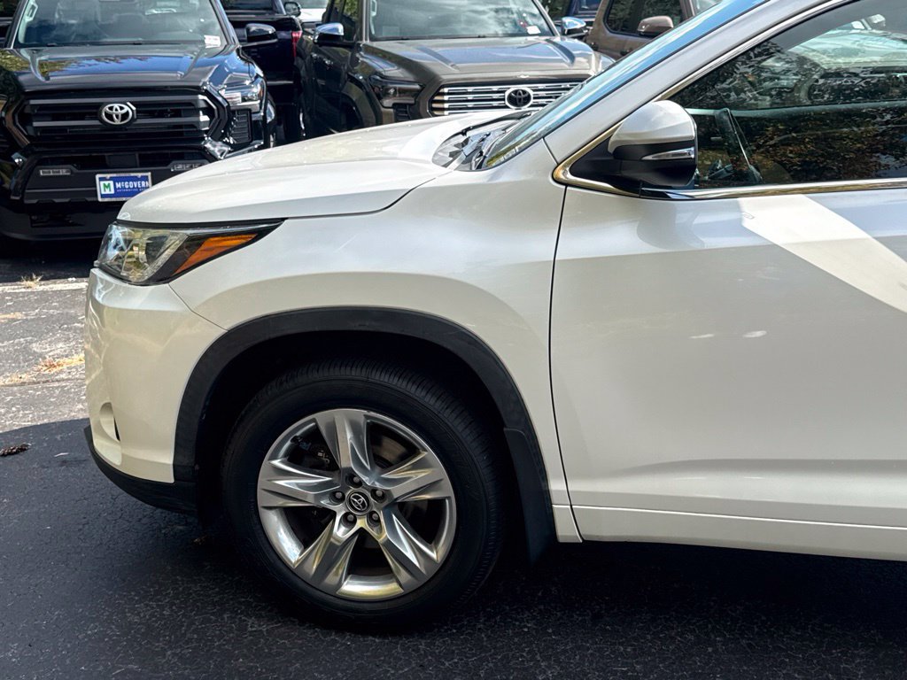 Certified 2019 Toyota Highlander Limited AWD/4WD image 2