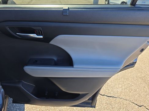 Used 2021 Toyota Highlander XLE image 14