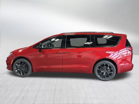 Used 2025 Chrysler Pacifica Limited AWD/4WD image 4