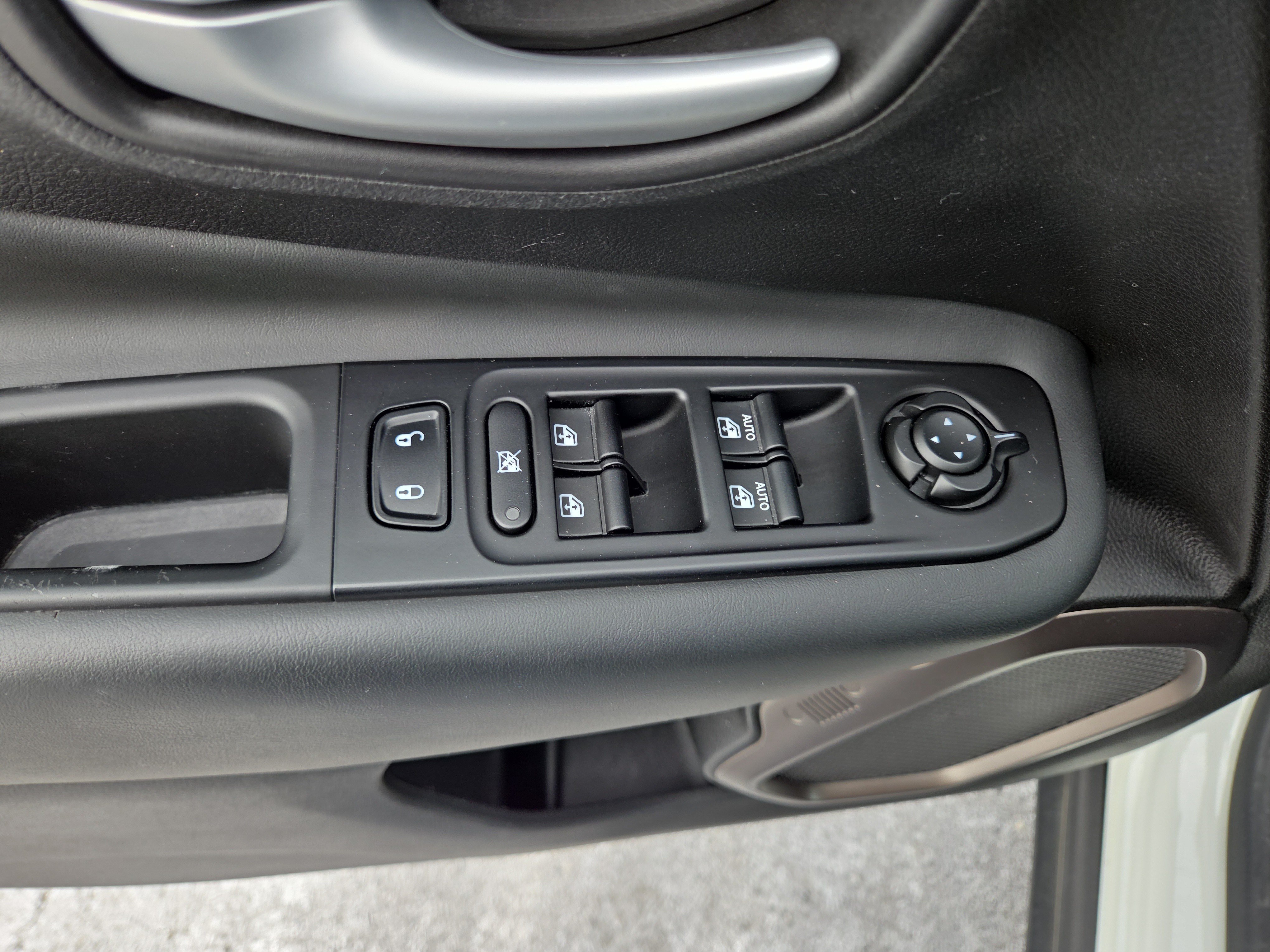Certified 2023 Jeep Renegade Latitude AWD/4WD image 32
