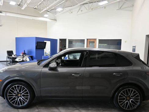 Used 2019 Porsche Cayenne S AWD/4WD image 2